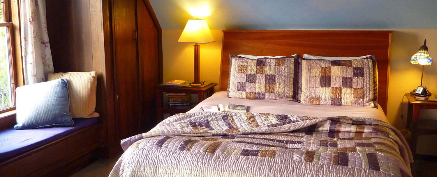 Sea Breeze room - Bed, nightstands and window seating